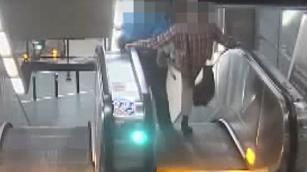 Opilý násilník kopl cestující na eskalátorech v metru